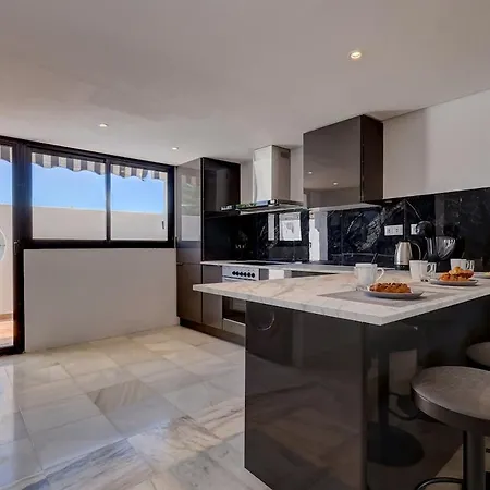 Casa de Férias Three Bedroom Townhouse 100 Meters From The Beach! Estepona