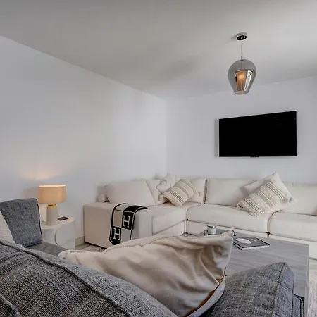 Three Bedroom Townhouse 100 Meters From The Beach! *