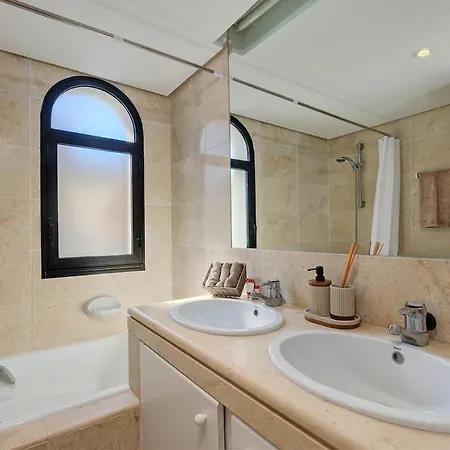 Three Bedroom Townhouse 100 Meters From The Beach! Holiday home