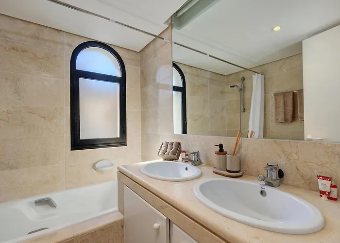 Three Bedroom Townhouse 100 Meters From The Beach! 펜션