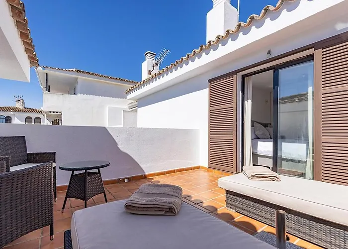 펜션 Three Bedroom Townhouse 100 Meters From The Beach!