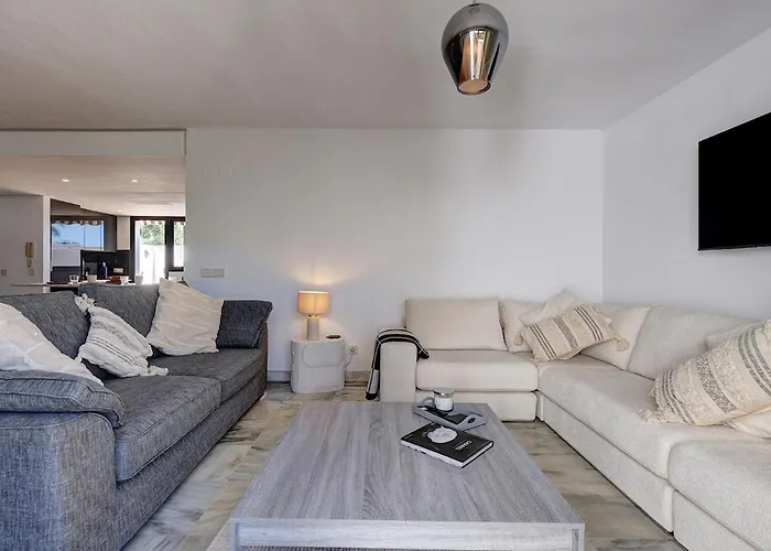 Three Bedroom Townhouse 100 Meters From The Beach! 에스테포나