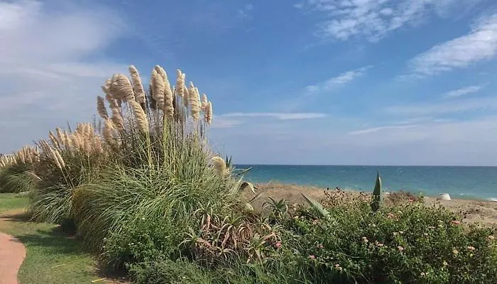 펜션 Three Bedroom Townhouse 100 Meters From The Beach! *