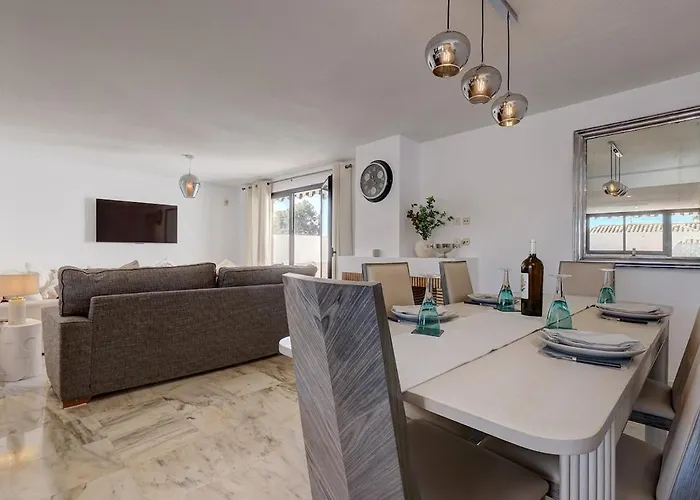 펜션 Three Bedroom Townhouse 100 Meters From The Beach! 에스테포나