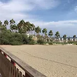 펜션 Three Bedroom Townhouse 100 Meters From The Beach!