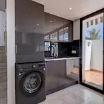 Three Bedroom Townhouse 100 Meters From The Beach! * 에스테포나