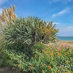펜션 Three Bedroom Townhouse 100 Meters From The Beach! 에스테포나