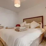 Three Bedroom Townhouse 100 Meters From The Beach! 펜션 에스테포나