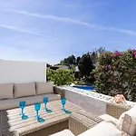 펜션 Three Bedroom Townhouse 100 Meters From The Beach! 에스테포나