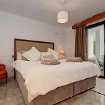 Three Bedroom Townhouse 100 Meters From The Beach! 에스테포나