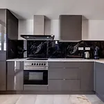 펜션 Three Bedroom Townhouse 100 Meters From The Beach! *