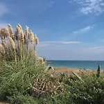 펜션 Three Bedroom Townhouse 100 Meters From The Beach! *