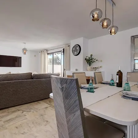 펜션 Three Bedroom Townhouse 100 Meters From The Beach! 에스테포나