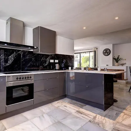 Three Bedroom Townhouse 100 Meters From The Beach!