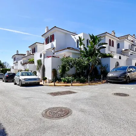 Ferienhaus Three Bedroom Townhouse 100 Meters From The Beach! Estepona
