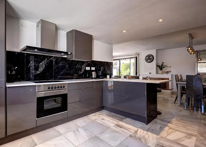 Three Bedroom Townhouse 100 Meters From The Beach!