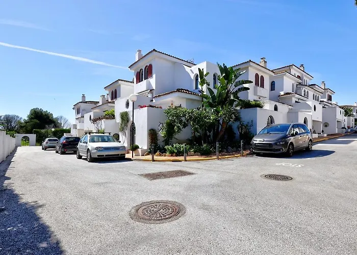Ferienhaus Three Bedroom Townhouse 100 Meters From The Beach! Estepona